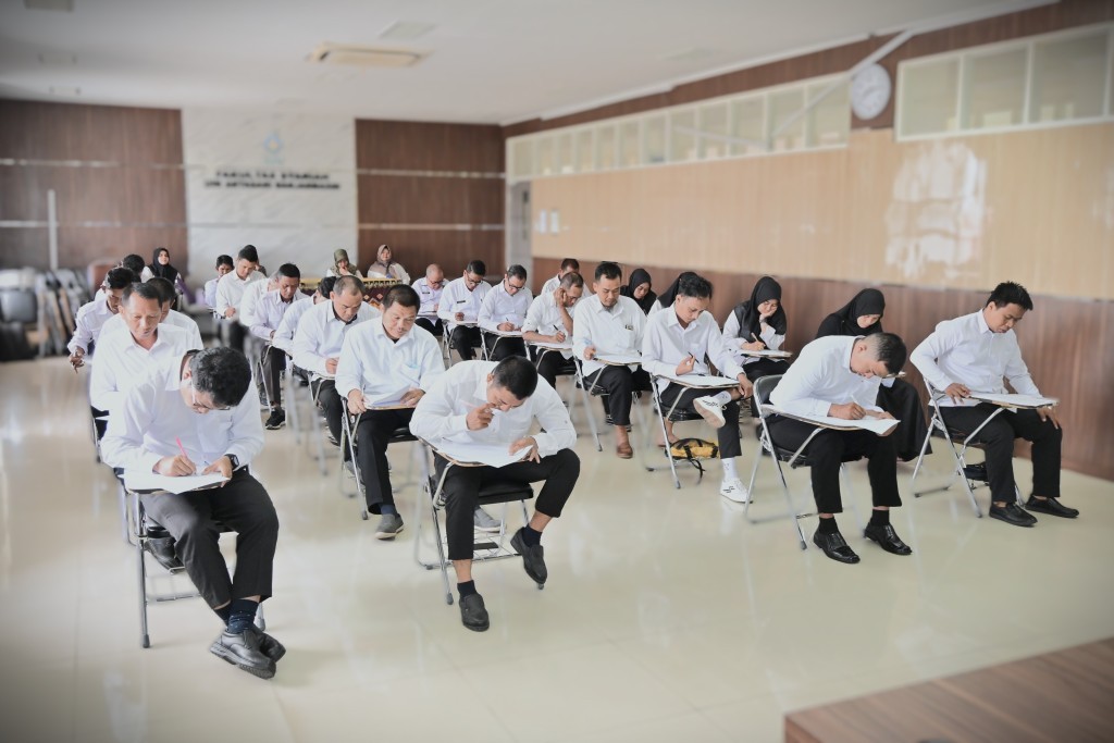 Para PPPK Tahap II 2024 UIN Antasari saat mengikuti tes (Foto:Humas/Jamal Ripani)
