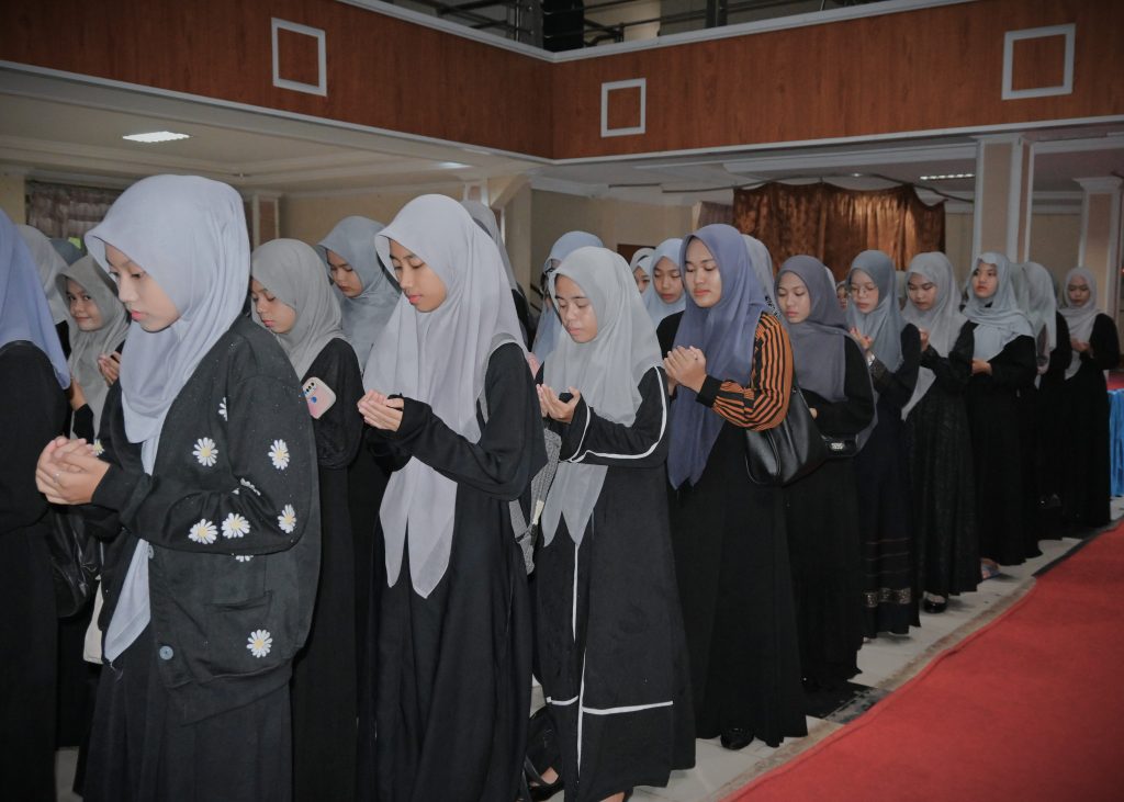 Para mahasantriwati saat mengikuti pembacaan doa (Foto:Humas/Jamal Ripani)