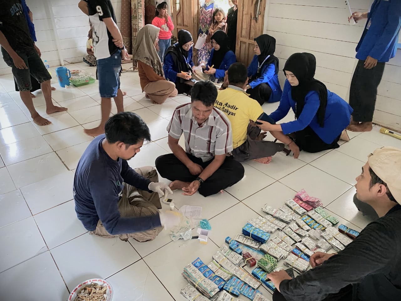 Para mahasiswa UIN Antasari saat membantu kegiatan sosial.