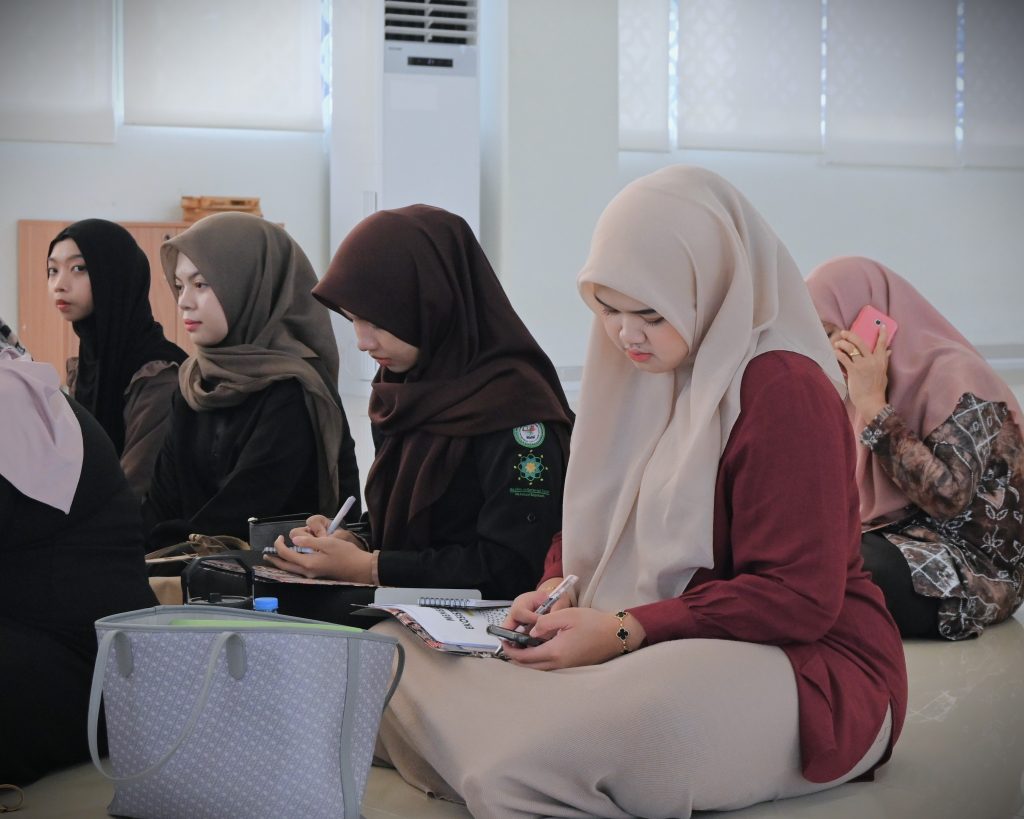 Para mahasiswa saat mencatat paparan narasumber (Foto:Humas/Jamal Ripani)