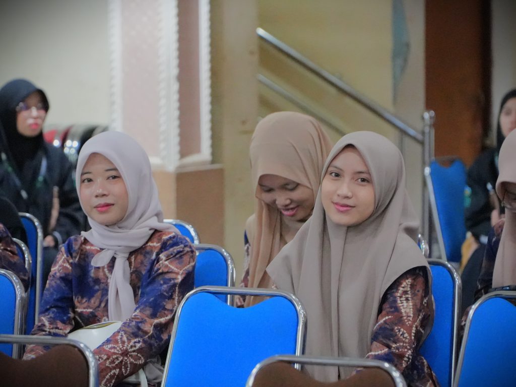 Para mahasiswi PKU saat menghadiri acara (Foto:Humas)