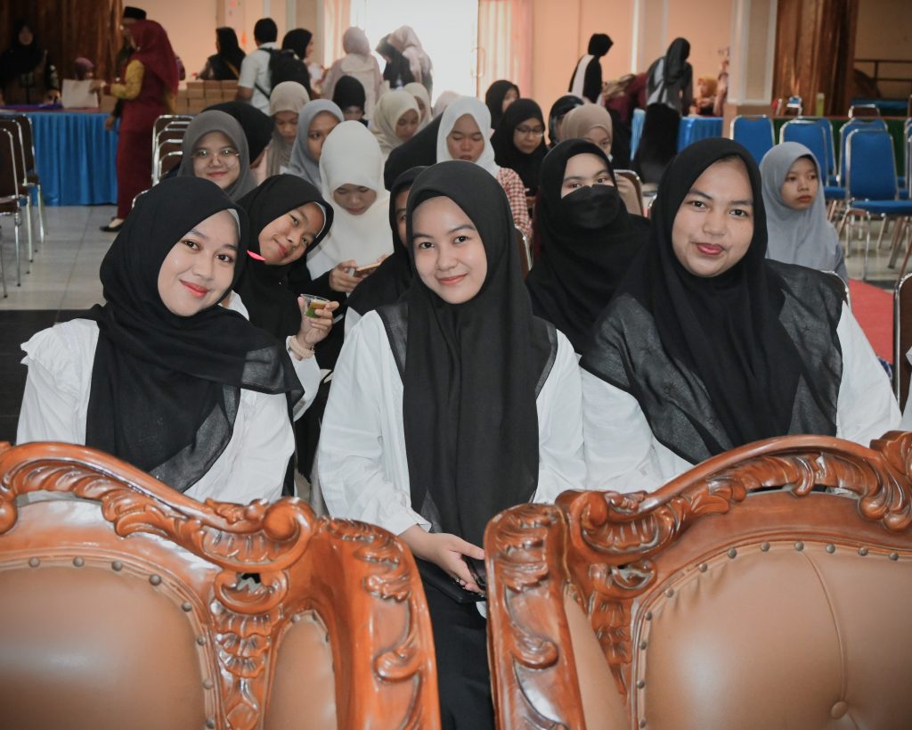 Para mahasiswi saat ceria bersiap mengikuti acara (Foto:Humas/Jamal Ripani)