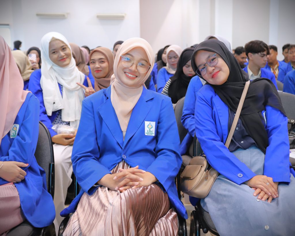 Para mahasiswi saat ceria mengikuti pembekalan (Foto:Humas/Haitami)