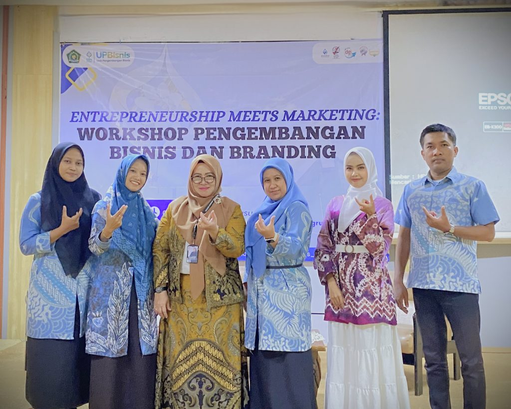 Para panitia foto bersama dengan narasumber.