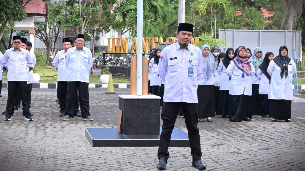 Para pegawai di lingkungan rektorat saat mengikuti Apel Senin, 6 Oktober 2025 (Foto:Humas/Jamal Ripani)