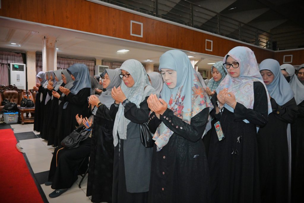 Para peserta apel saat mengikuti pembacaan doa (Foto:Humas/Jamal Ripani)