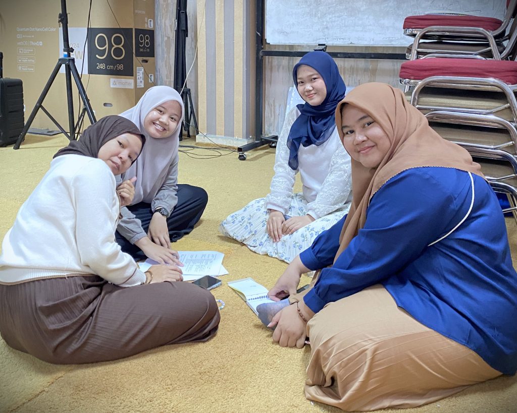 Para peserta sedang mengolah karyanya.