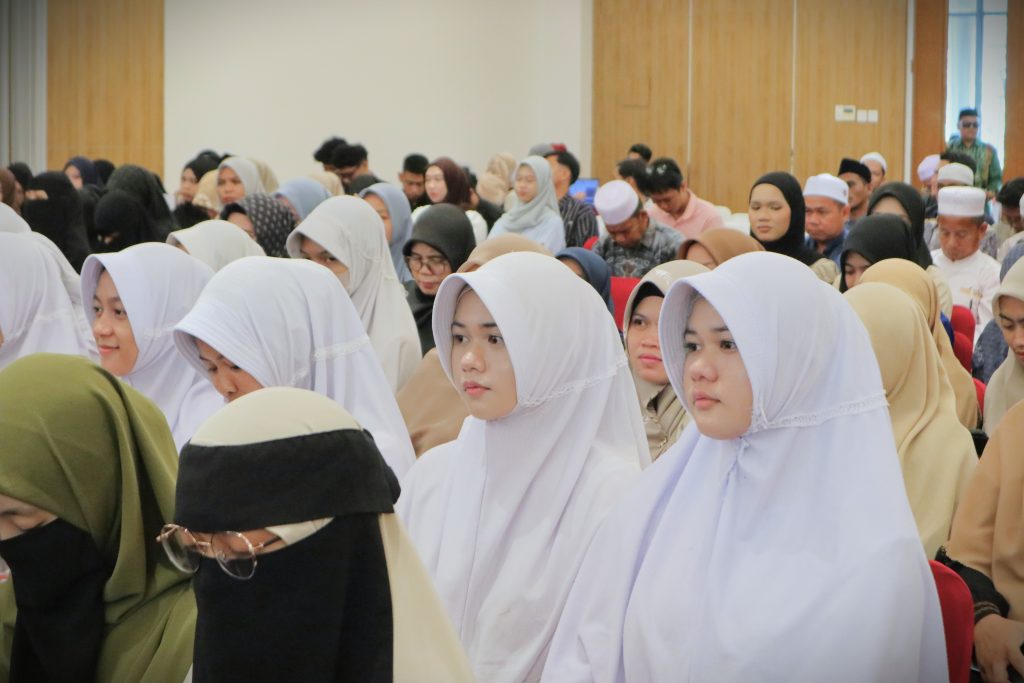 Para peserta sedang saksama mengikuti acara (Foto:Humas)