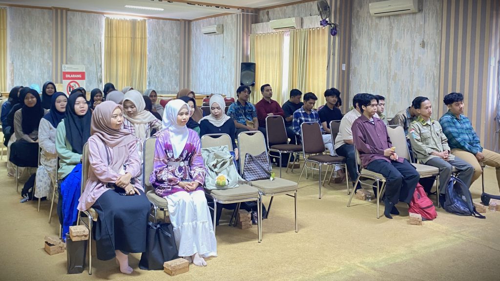 Para peserta sedang serius mengikuti acara.