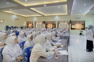 Para santriwati saat mengikuti sosialisasi.