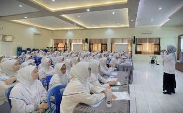 Para santriwati saat mengikuti sosialisasi.