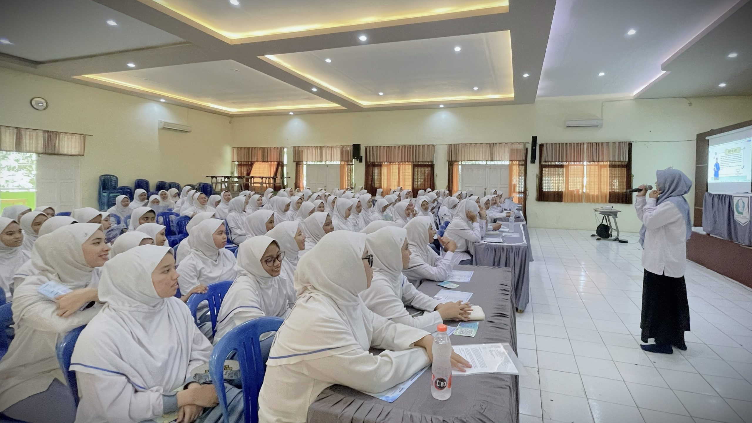 Para santriwati saat mengikuti sosialisasi.