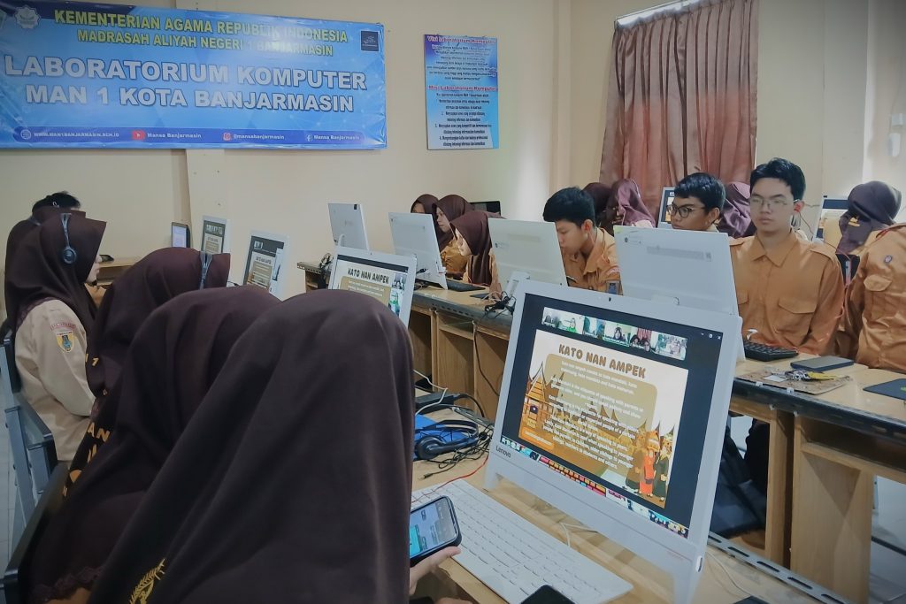 Para siswa MAN 1 saat mengenal budaya Sumatra Barat via daring (Foto:Humas MAN 1)