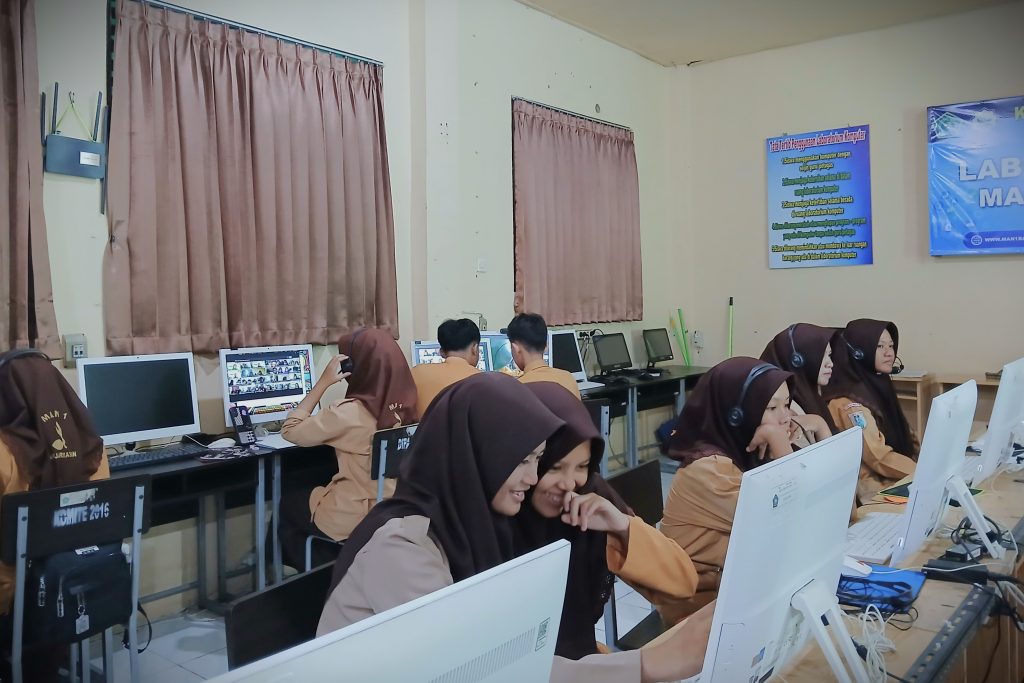 Para siswi MAN 1 saat ceria berinteraksi dengan siswa dari Sumatra (Foto:Humas MAN 1)