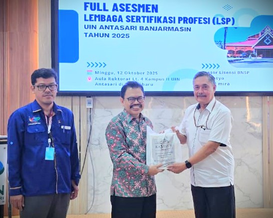 Pemberian Kain Sasirangan sebagai Kenang-kenangan kepada Asesor Prasetyo (Foto:Humas/Noor Hasanah)