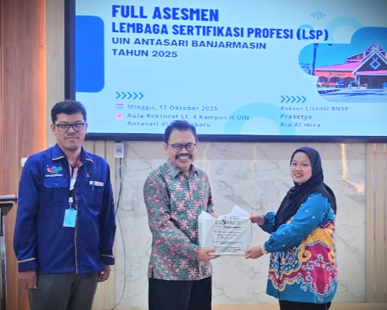 Pemberian Kain Sasirangan sebagai Kenang-kenangan kepada Asesor Ria Al Mira (Foto:Humas/Noor Hasanah)