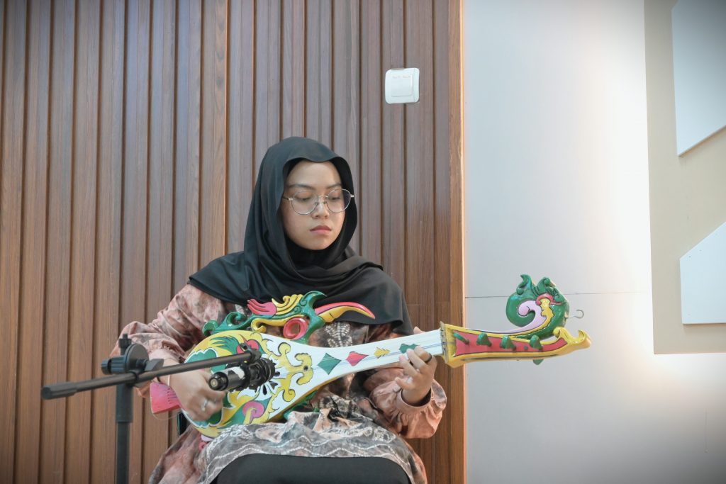 Penampilan musik panting dari mahasiswi (Foto:Humas)