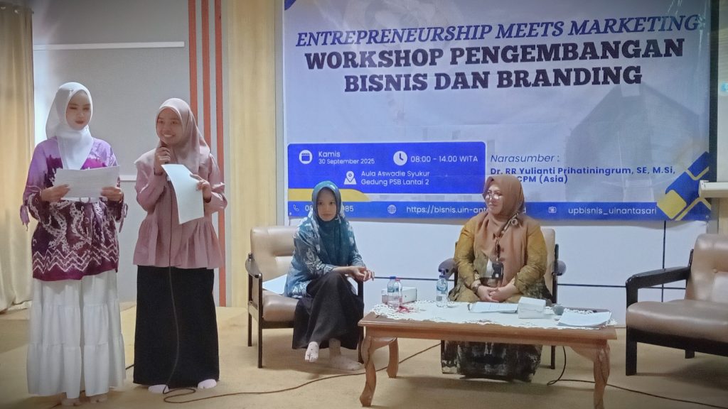 Peserta sedang mempresentasikan karyanya.