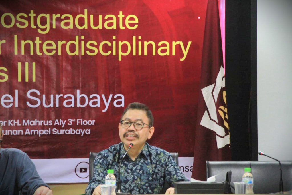Prof. Dr. H. Mujiburrahman, M.A. saat memaparkan materi di ICIIS
