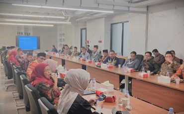 Prof. Mujiburrahman saat mengikuti pertemuan Forum Rektor (Foto:Istimewa) Prof. Mujiburrahman saat mengikuti pertemuan Forum Rektor (Foto:Istimewa)