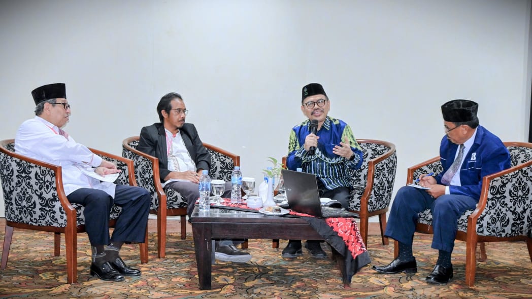 Rektor UIN Antasari (memegang mikrofon) saat menjadi pembicara di MTQMN 2025 (Foto:Humas/Jamal Ripani)