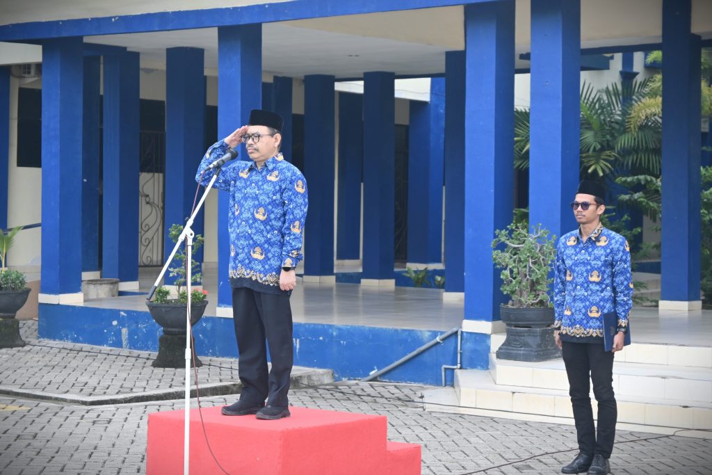 Rektor UIN Antasari saat menjadi Pembina Upacara Peringatan Hari Kesaktian Pancasila Tahun 2025 (Foto:Humas/Jamal Ripani)