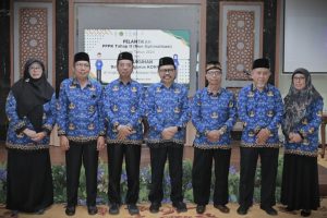 Rektor saat berfoto bersama Guru Besar baru UIN Antasari (Foto:Humas/Jamal Ripani)