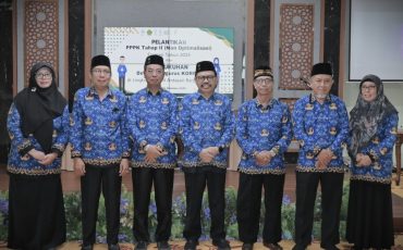 Rektor saat berfoto bersama Guru Besar baru UIN Antasari (Foto:Humas/Jamal Ripani)