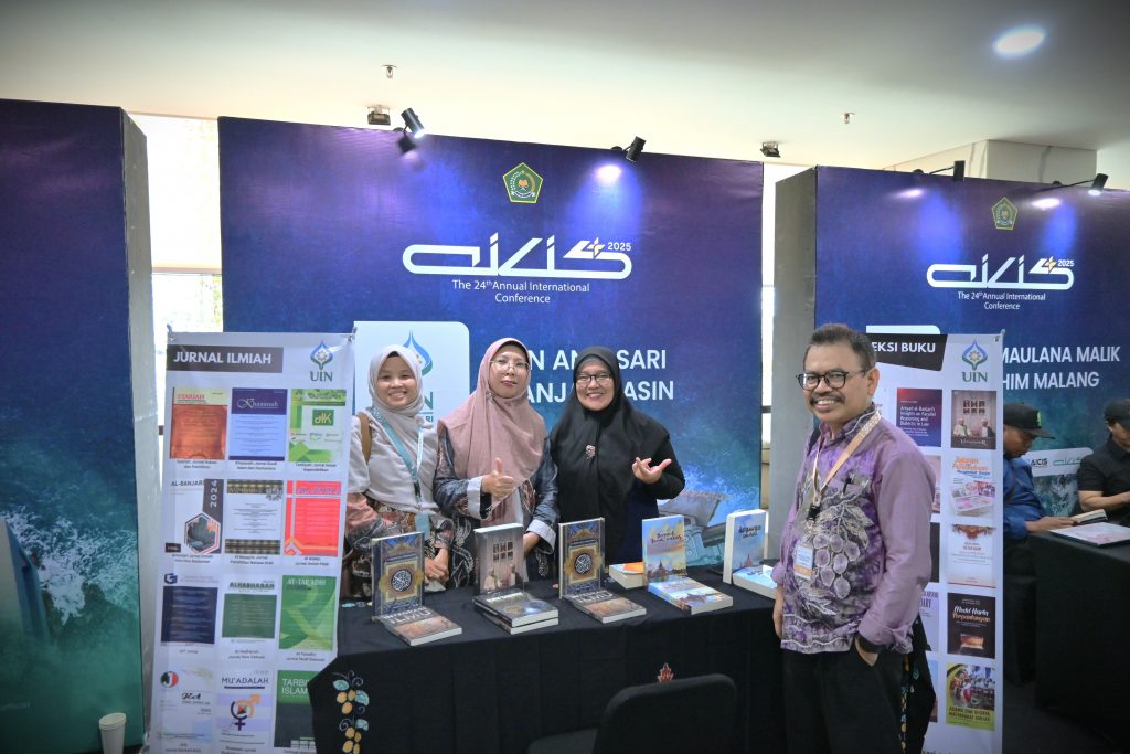 Rektor saat berkunjung ke stan UIN Antasari (Foto:Humas)