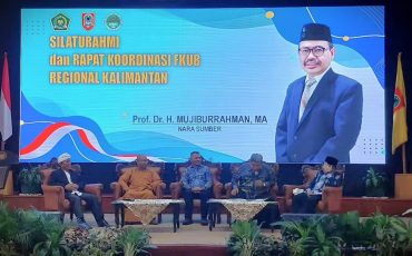 Rektor saat dipersilakan moderator untuk berbicara (Foto:Istimewa)