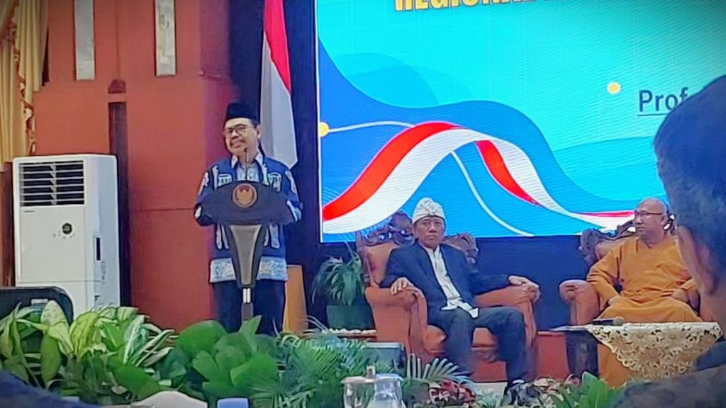 Rektor saat memaparkan materinya (Foto:Istimewa)