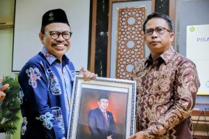 Rektor saat memberikan kenang-kenangan (Foto:Humas/Haitami)