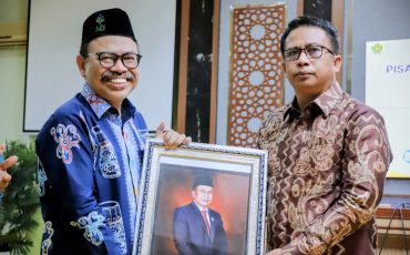 Rektor saat memberikan kenang-kenangan (Foto:Humas/Haitami)