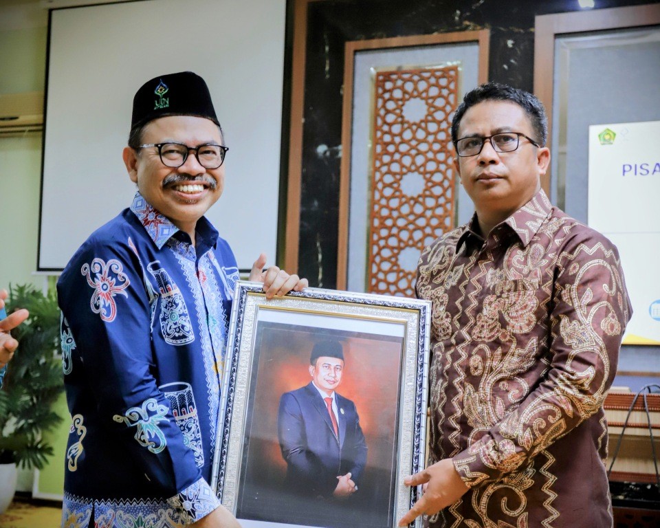 Rektor saat memberikan kenang-kenangan (Foto:Humas/Haitami)