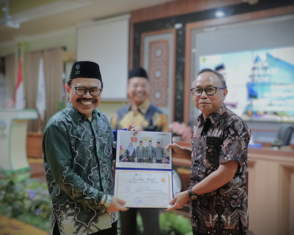 Rektor saat memberikan kenang-kenangan kepada Wakil Rektor Dr. Irfan Noor, M.Hum. (Foto:Humas/Rudy Hermawan)