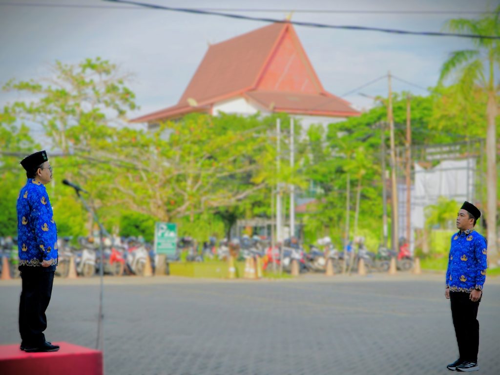 Rektor saat menerima laporan Pemimpin Upacara Abdi Rifan Husna, S.T. (Foto:Humas/Rudy Hermawan)
