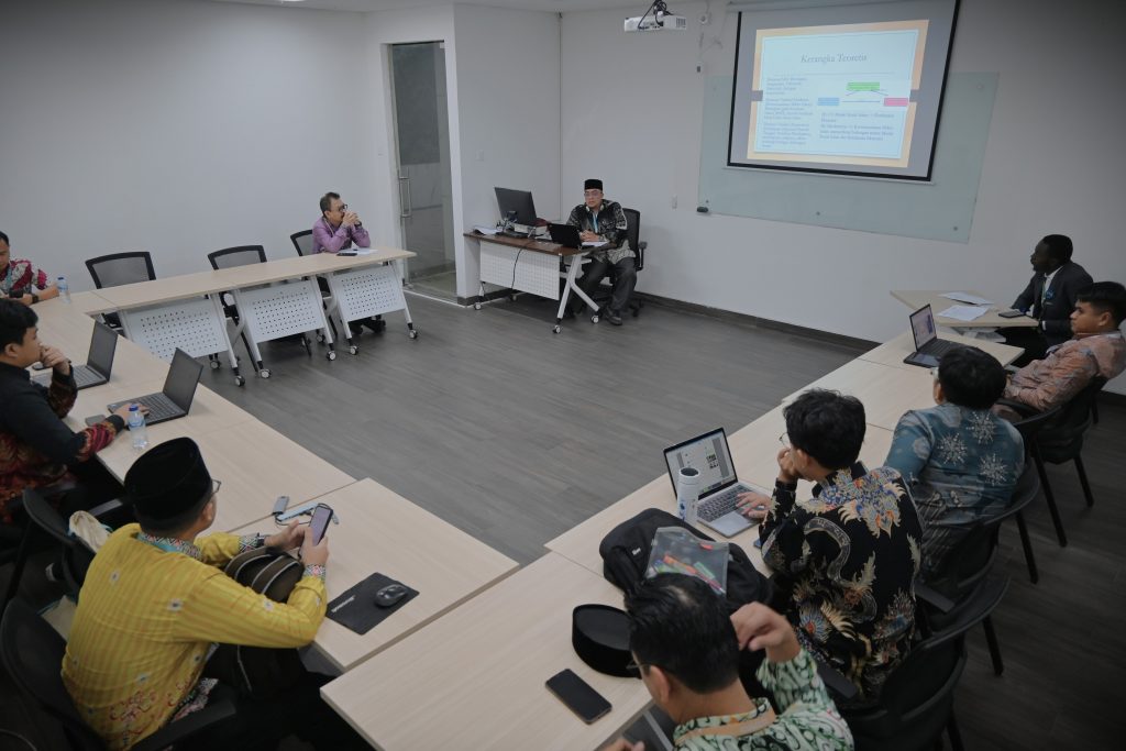 Rektor saat menjadi pembahas sesi diskusi paralel AICIS+ 2025 (Foto:Humas)