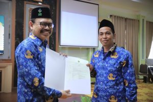 Rektor saat menyerahkan SK PPPK kepada Nasrullah (Foto:Humas/Haitami)