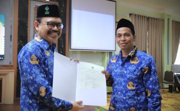 Rektor saat menyerahkan SK PPPK kepada Nasrullah (Foto:Humas/Haitami)
