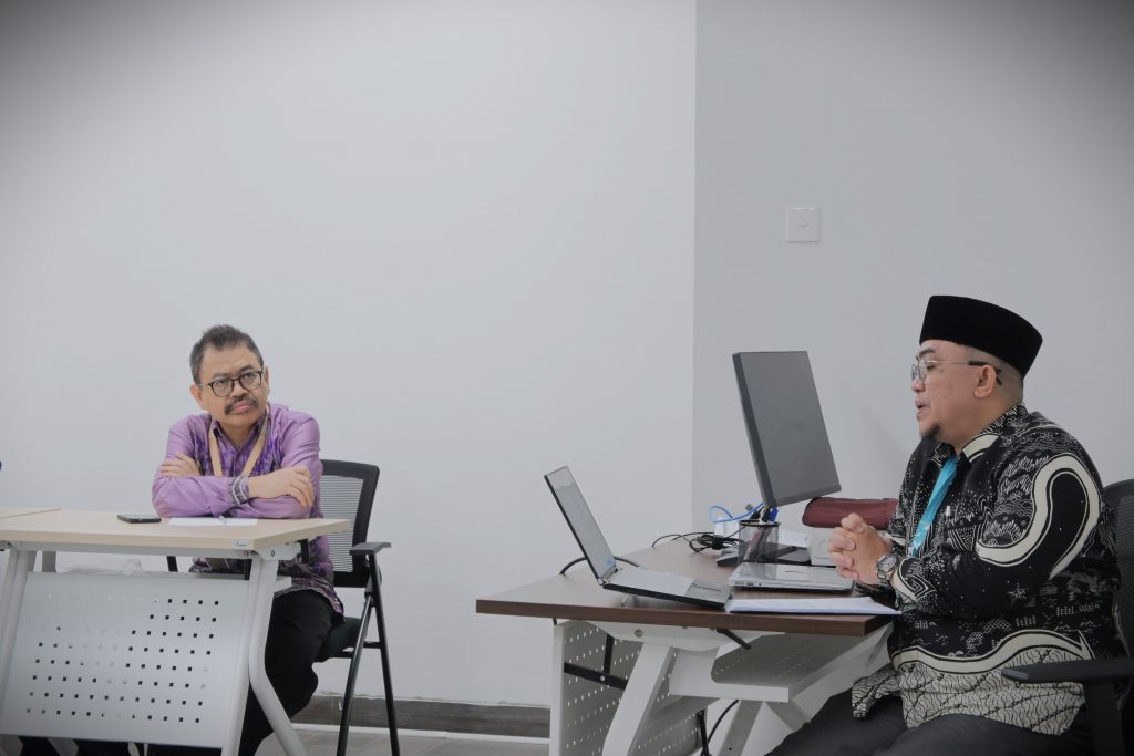 Rektor saat serius mengikuti sesi paralel (Foto:Humas)