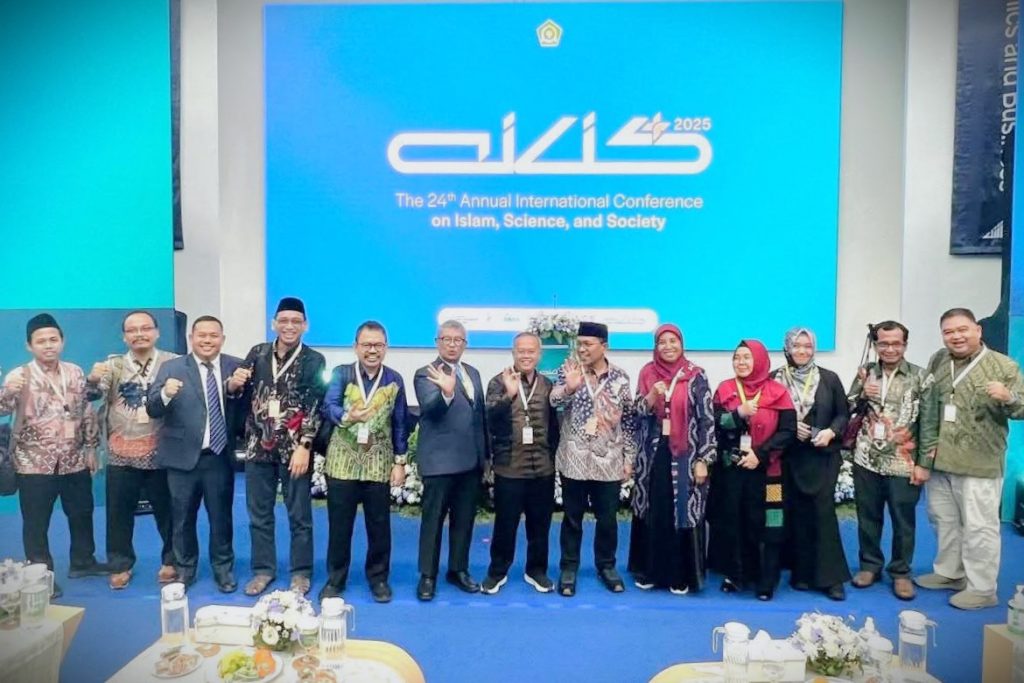 Rektor yang juga SC AICIS+ 2025 saat berfoto bersama panitia pengarah lainnya (Foto:Istimewa)
