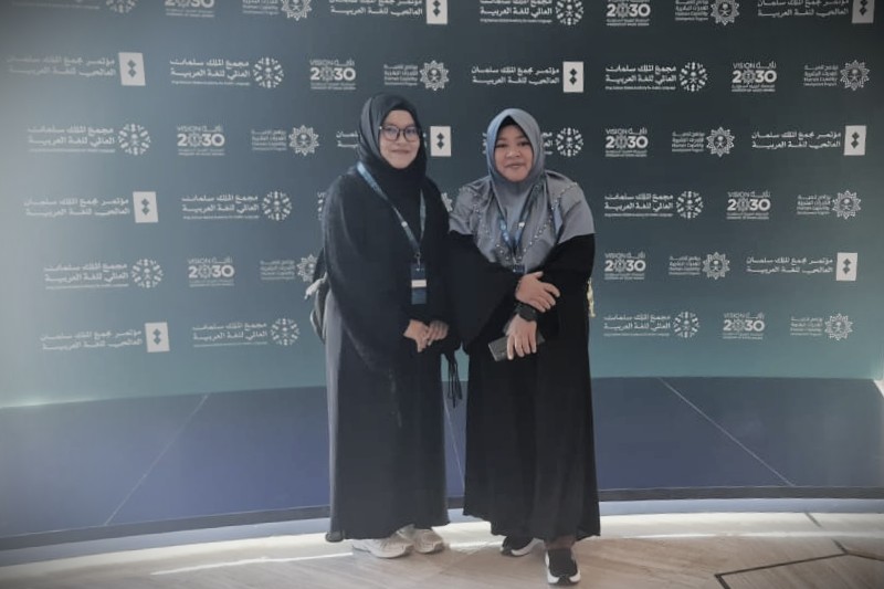 Saadah Munaf, M.Pd. dan Dr. Fatwiah Noor, Lc., M.Pd. saat berada di Konferensi Internasional untuk Bahasa Arab Tahunan di Riyadh.