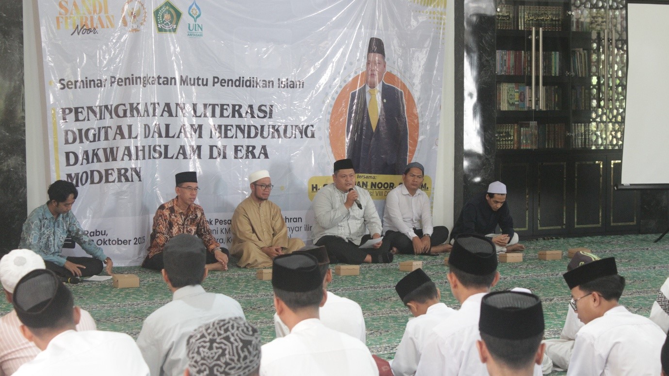 Sandi Fitrian Noor, S.T, M.M menyampaikan materi Literasi Digital dalam Dakwah.