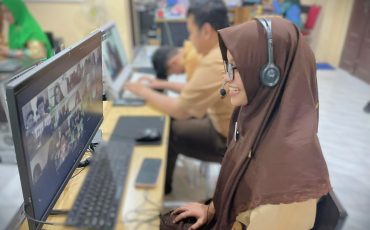 Siswi MAN 1 saat antusias berdialog dengan pelajar dari Sumatra Barat (Foto:Humas MAN 1)