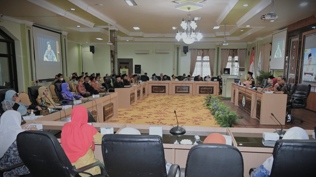 Suasana pemutaran cuplikan wawancara Rektor di awal masa jabatan (Foto:Humas/Jamal Ripani)