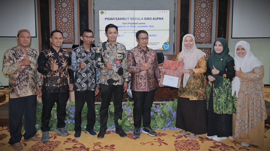 Tim Arsiparis saat memberikan kenang-kenangan (Foto:Humas/Jamal Ripani)