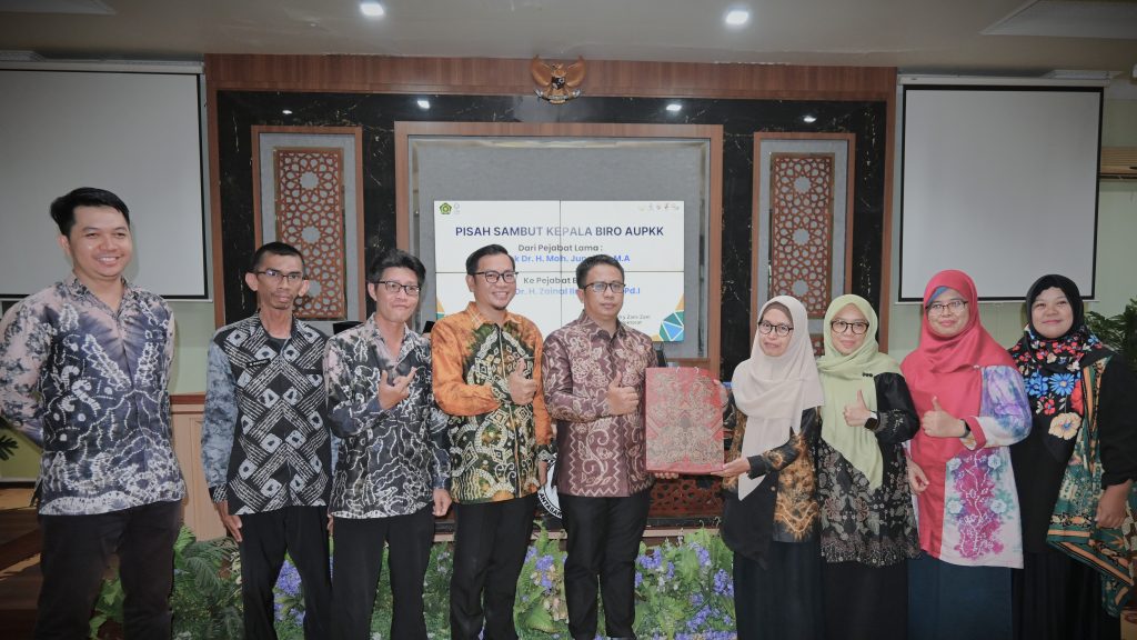 Tim Kepegawaian saat memberikan kenang-kenangan (Foto:Humas/Jamal Ripani)