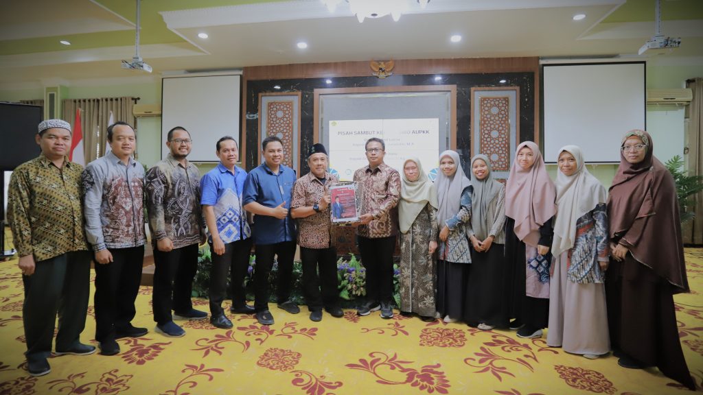 Tim Perencanaan dan Keuangan saat memberikan kenang-kenangan (Foto:Humas/Haitami)