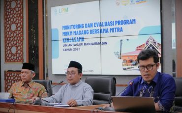 Tim Pokja MBKM UIN Antasari saat memandu jalannya monev (Foto:Humas) Tim Pokja MBKM UIN Antasari saat memandu jalannya monev (Foto:Humas)