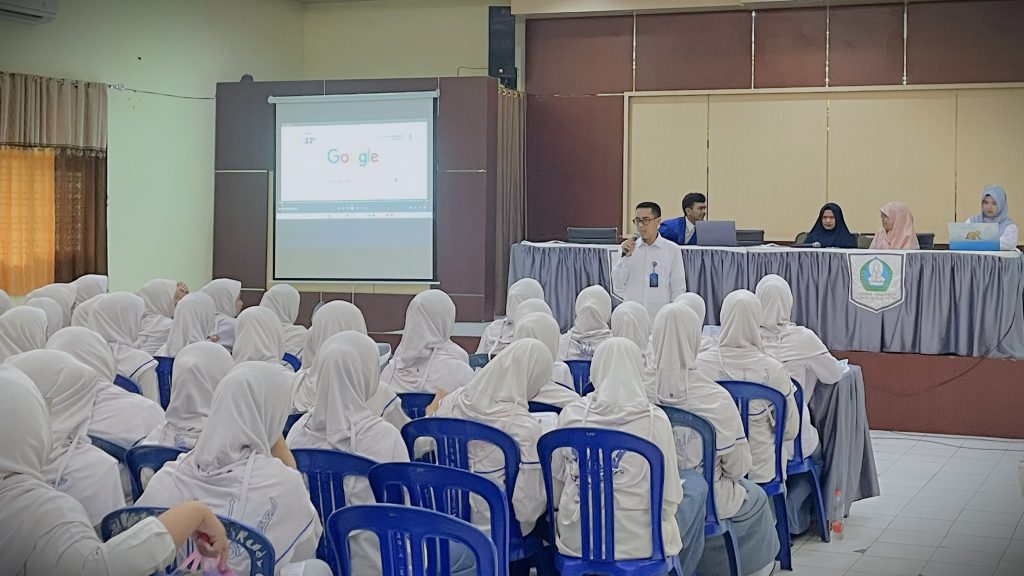 Tim Sosialisasi saat melakukan promosi UIN Antasari.